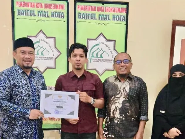 Setor Zakat- Pengusaha dagang bahan-bahan kosmetik Hijrah Store menyerahkan zakat ke Baitul Mal Kota Lhokseumawe, diterima langsung ketua BMK Lhokseumawe Dr Damanhur Abbas LC, MA. foto ist