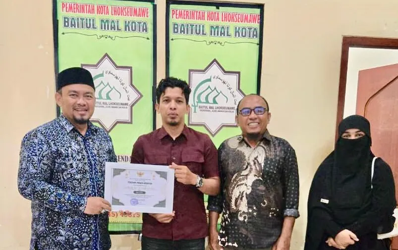 Setor Zakat- Pengusaha dagang bahan-bahan kosmetik Hijrah Store menyerahkan zakat ke Baitul Mal Kota Lhokseumawe, diterima langsung ketua BMK Lhokseumawe Dr Damanhur Abbas LC, MA. foto ist