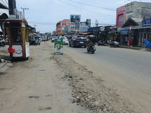 BERDEBU: Megaproyek pembangunan saluran di Jalan Darusalam, Kec. Banda Sakti, Kota Lhokseumawe. Foto: Pewarta Warga.