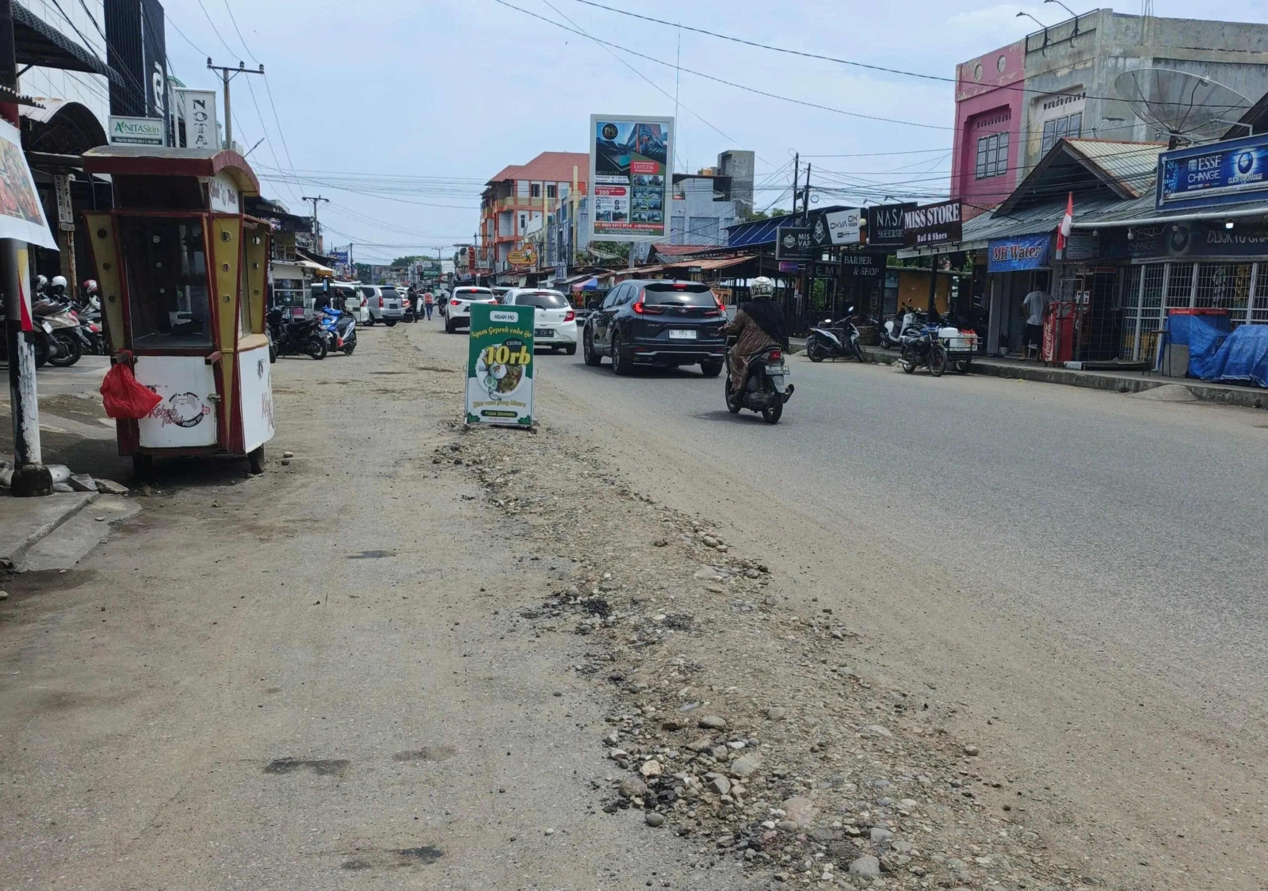 BERDEBU: Megaproyek pembangunan saluran di Jalan Darusalam, Kec. Banda Sakti, Kota Lhokseumawe. Foto: Pewarta Warga.