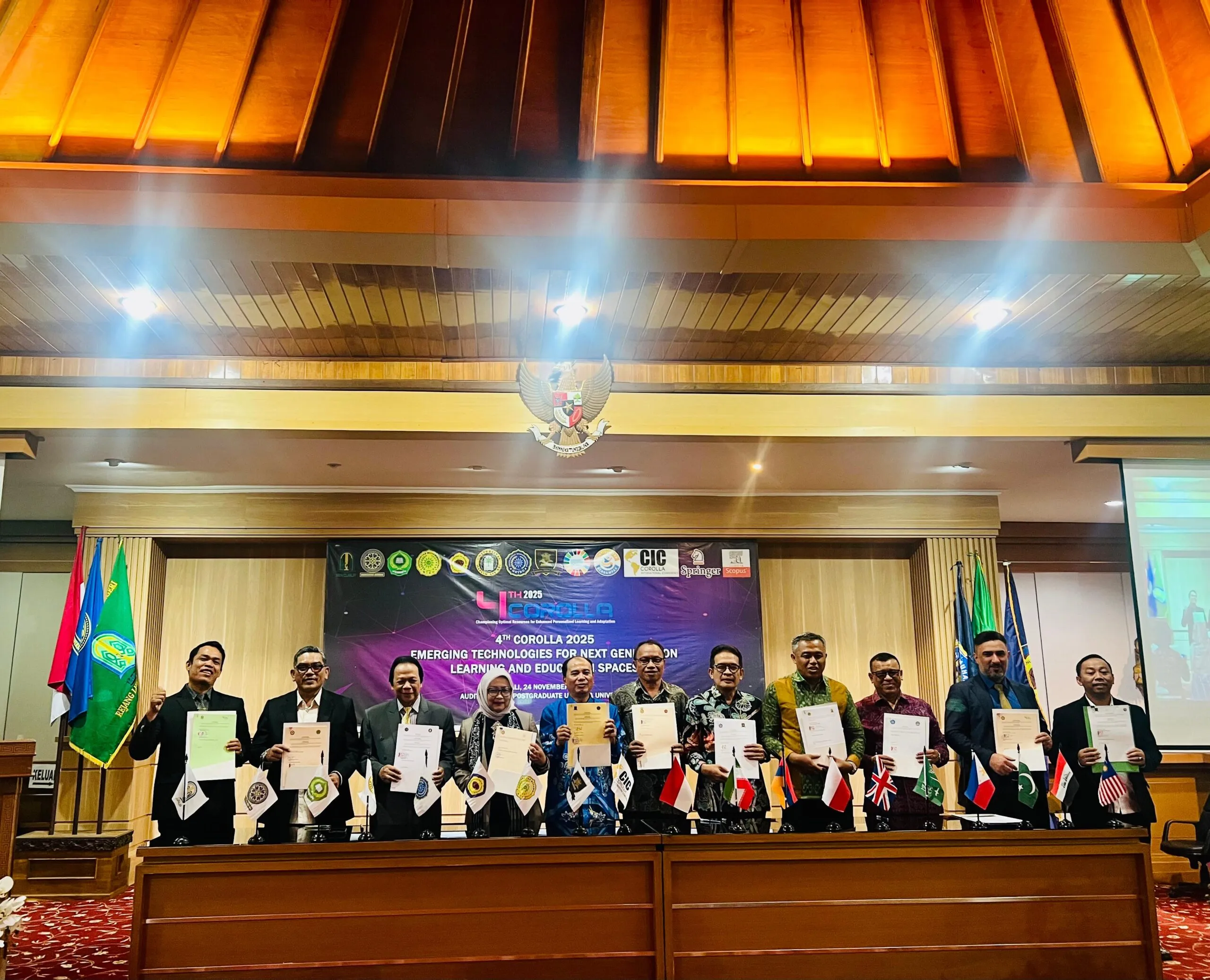 Rektor IAIN Langsa Prof. Dr. H. Ismail Fahmi Arrauf Nasution, MA, MoU pada acara “4th CORROLA (Championing Optimal Resources for Enhanced Personalized Learning and Adaption)”. Forum kolaboratif ini berlangsung pada 24 November 2025 di Aula Pascasarjana Universitas Udayana, Bali. Foto/ist.