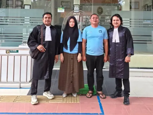 Keterangan foto : Kuasa hukum terdakwa, M Nur dan Maulana Akbar bersama para terdakwa. Foto : HO-M Nur Law Firm.